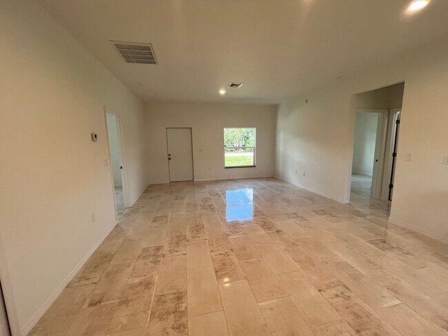 Building Photo - -MOVE IN READY 3/2-LEHIGH ACRES