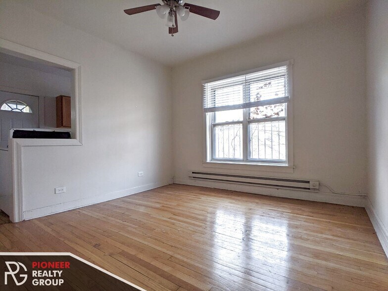 Building Photo - 730 W Roscoe St