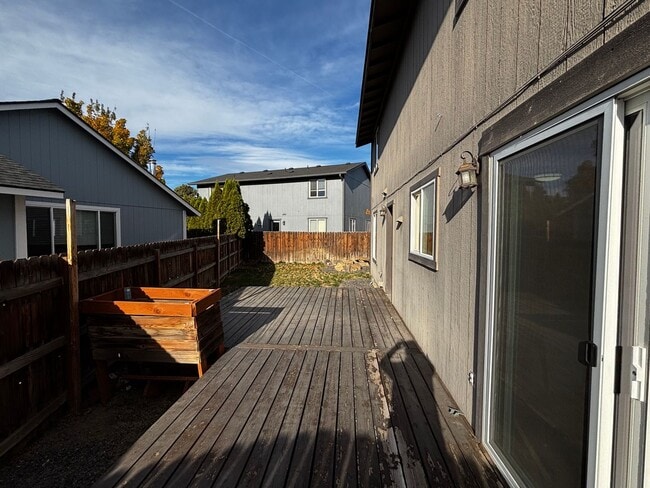 Building Photo - 4 bed 3 bath, Bonus room, Rv parking, Fenc...