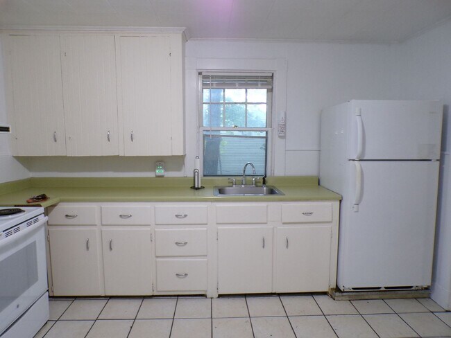 Building Photo - 19 Oak St