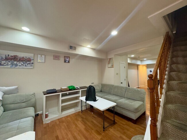 Building Photo - Charming 2 Bedroom/1.5 Bathroom Townhome in Highlandtown, MD!