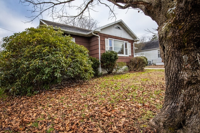 Building Photo - 610 Russell St