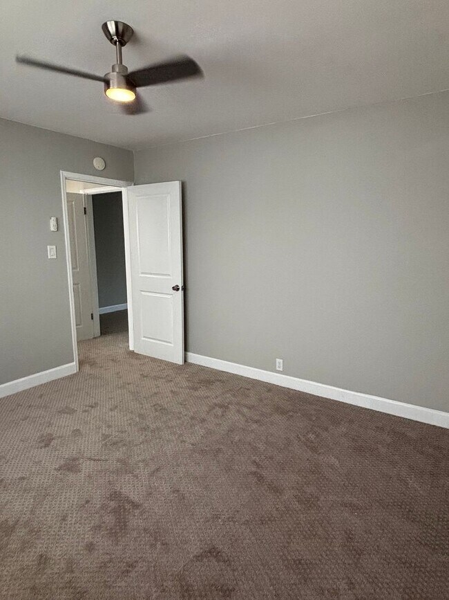 Building Photo - 1 Bedroom available now!
