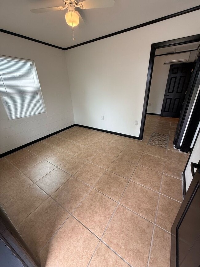 Building Photo - Cozy bungalow with in-unit washer and dryer near colleges