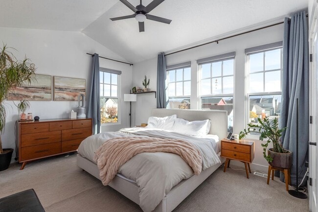 Building Photo - Daybreak living at its finest!