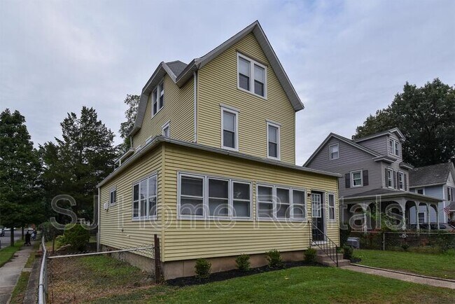 Building Photo - 702 Parry Ave
