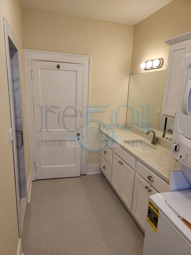 Building Photo - Newly Renovated Immaculate Apartment In Hillcrest!!!!! Just Blocks from UAMS!!