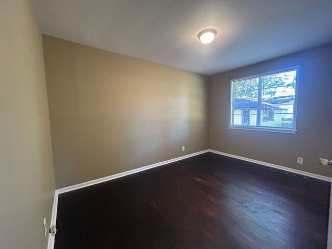 Building Photo - 1136 Broad St