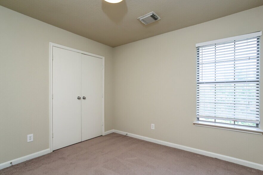 Building Photo - 15602 Clarks Fork Ct