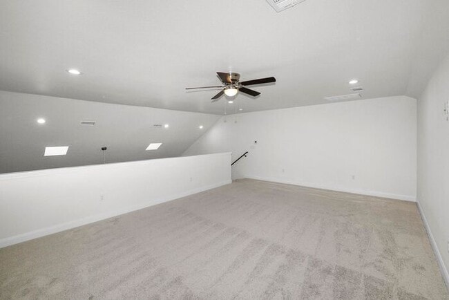 Building Photo - 7620 Woodford Ave