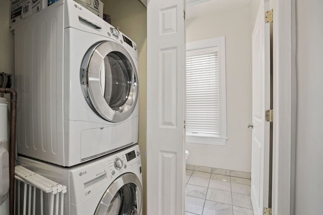 Building Photo - Lovely 2 BR/2.5 BA Apartment near Noma II!
