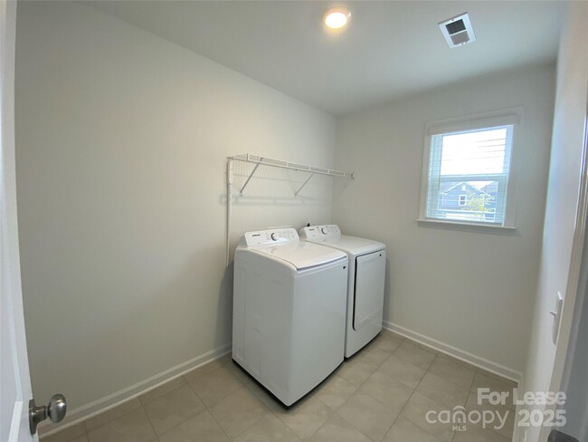Building Photo - 14048 Lake Home Ln