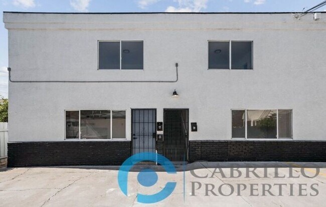 Building Photo - 207 E 1st St