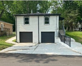 Building Photo - 2 Bed, 1 Bath Home w/ Garage