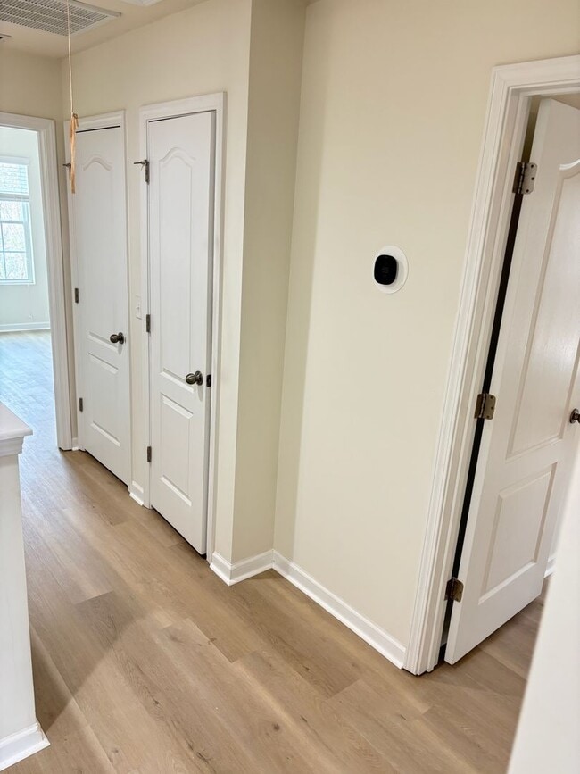 Building Photo - Renovated 3Bd, 2.5Ba End Unit Lake Norman Townhome with Fenced-in Yard and 1 Car Garage Coming Soon