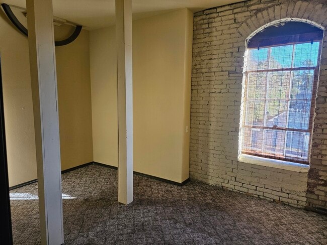 Building Photo - 1303 W College St