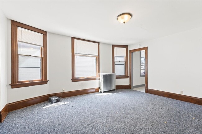 Building Photo - Frederick Upper Flat with 2 bathrooms!