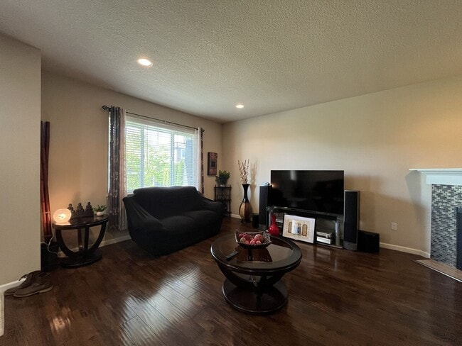Building Photo - Stunning 4 Bedroom + Loft Bethany Home with Open Layout, Stainless Steel Kitchen, Two Car Garage ...
