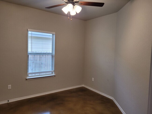 Building Photo - 3/2 Duplex in Seguin