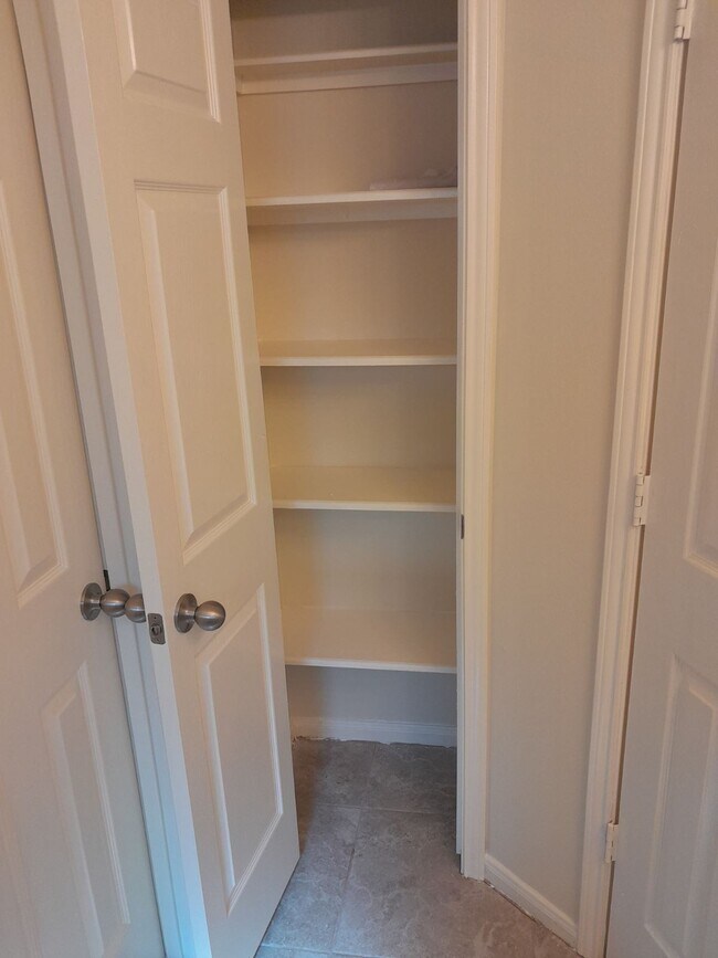 Building Photo - 1919 Doliver Cir