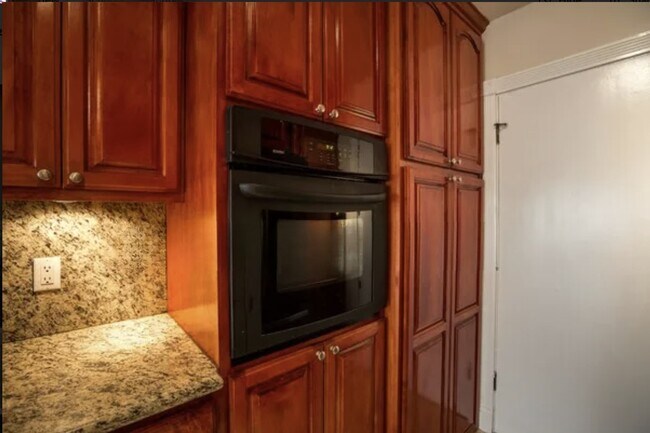 Building Photo - 11970 Montana Ave