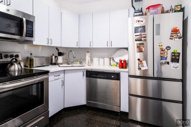 Building Photo - 219 E 69th St
