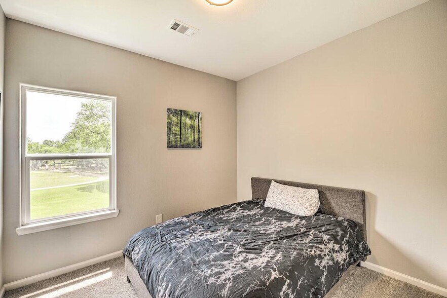 Building Photo - 4835 Sunflower St