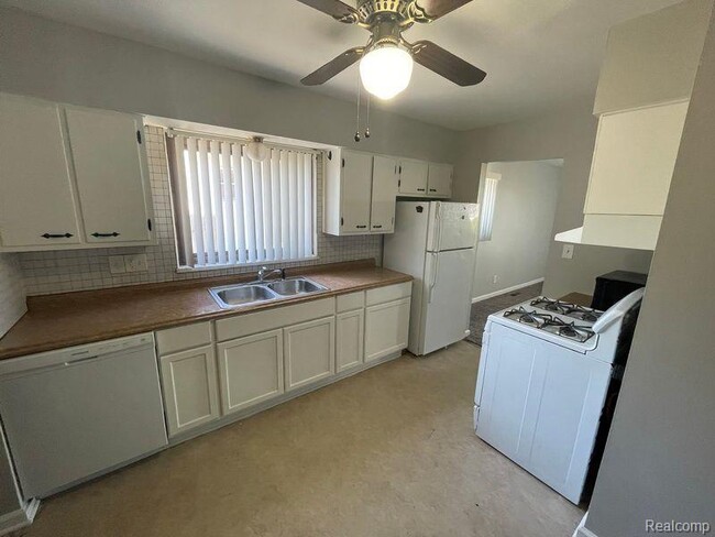 Building Photo - 59 W Harwood Ave