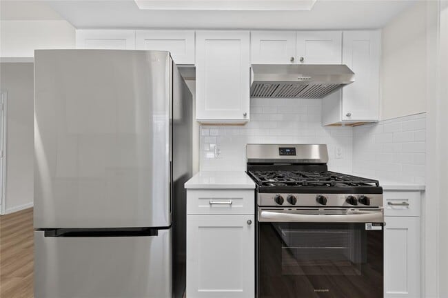 Building Photo - 503 Lakeway Dr