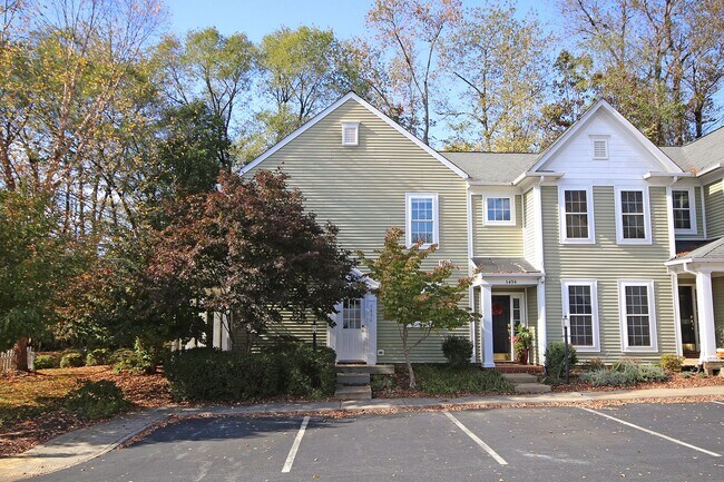 Building Photo - Move-in Ready + Dog Friendly End-Unit Crozet Home