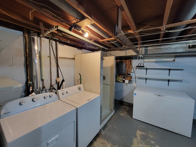 Building Photo - 2316 Royal Dr