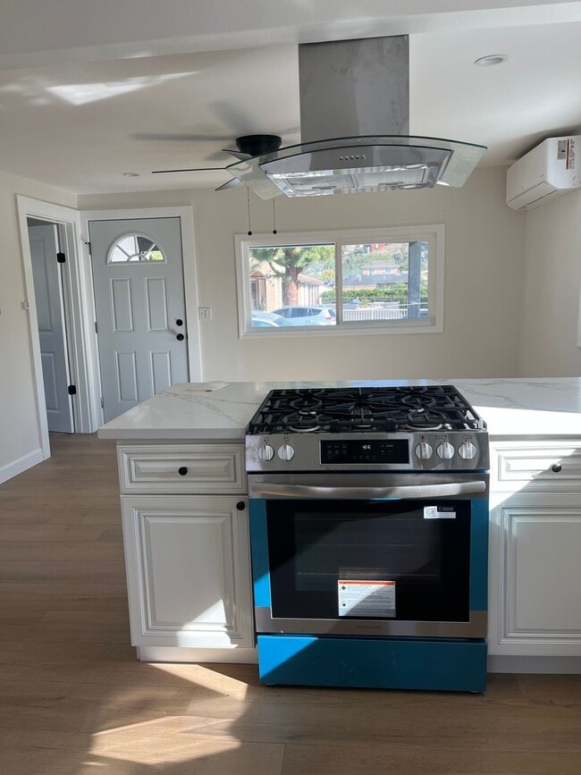 Building Photo - Beautifully Remodeled 2 Bed / 1 Bath Home ...