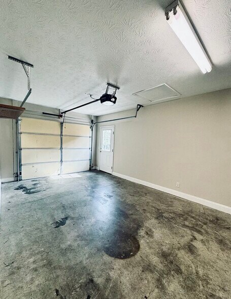 Building Photo - 634 Hampton Way