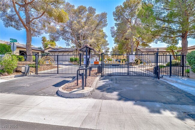 Building Photo - 4413 Live Oak Dr