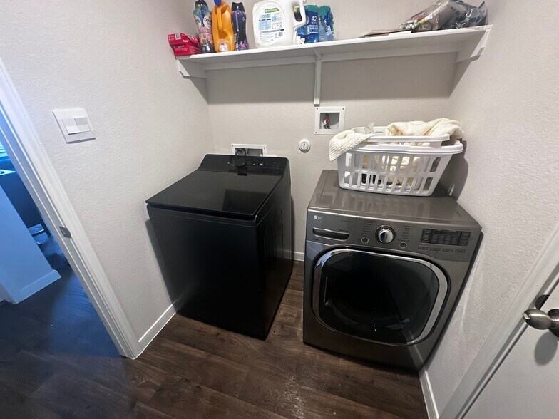 Building Photo - 121 Escala Way