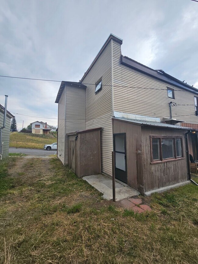 Building Photo - 221 N Henry Ave