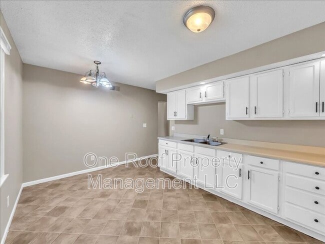 Building Photo - 1911 Chateau Dr