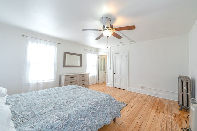 Very Large bedroom - 10 Pine St