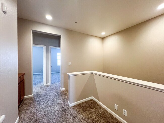 Building Photo - 3 Bd, 2.5 Ba Condo in Elk Grove