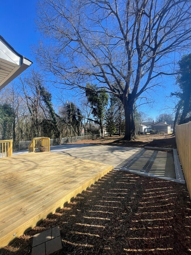 Building Photo - 916 9th St NE