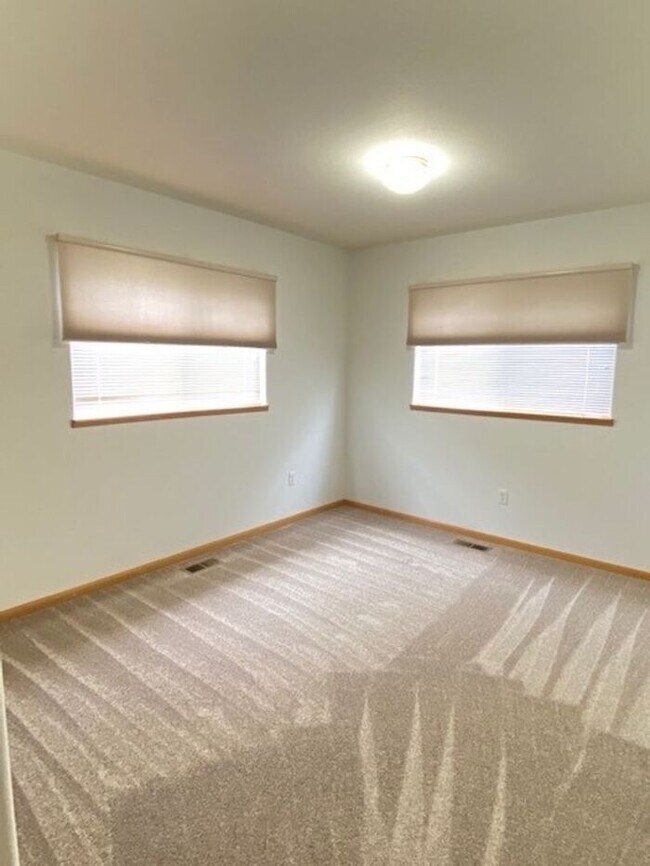 Building Photo - Large 3 Bedroom, 2.5 Bath Townhome with 2 car attached garage in Northwest Loveland, CO