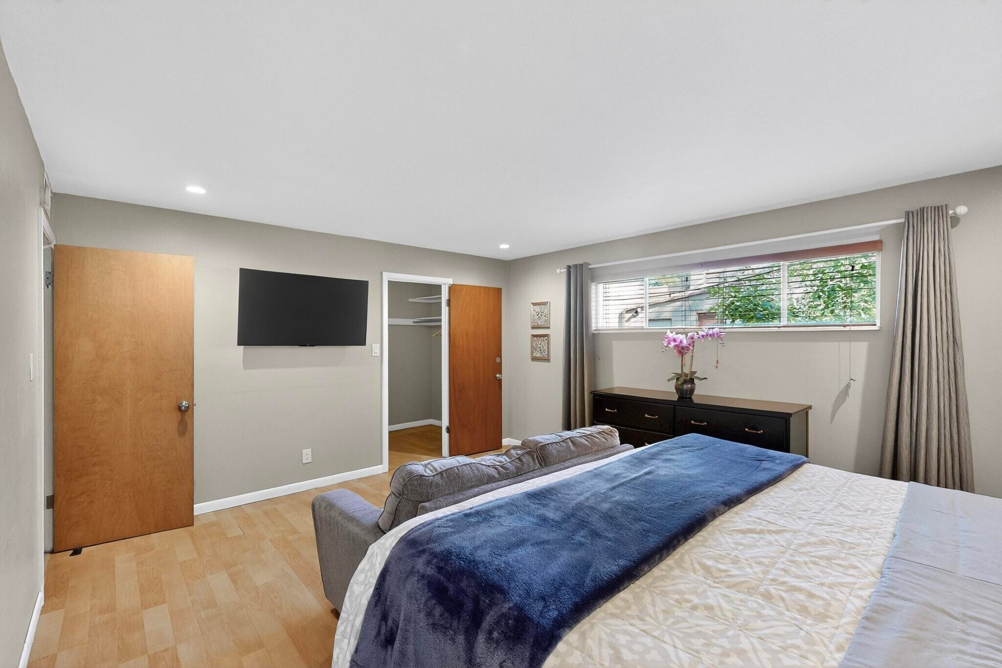 back bedroom with king bed, walk-in-closet, smartTV - 4715 Marquette Ave NE