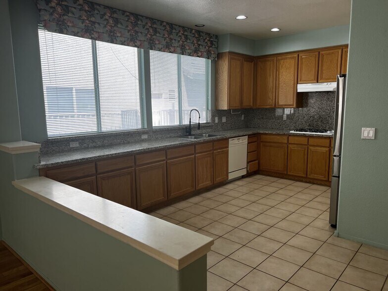 Building Photo - 8327 San Ramon Dr