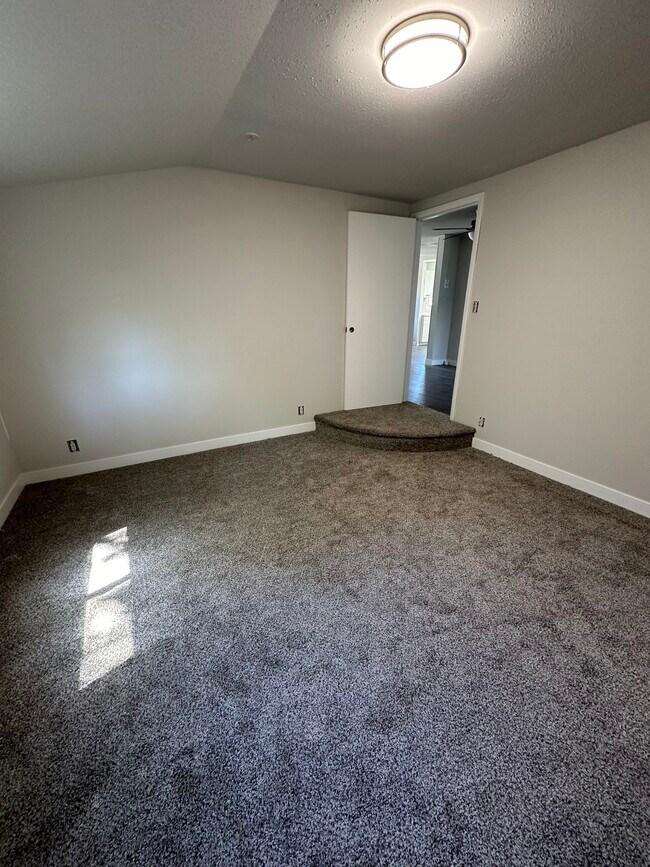 Master - 240 W 8th Ave