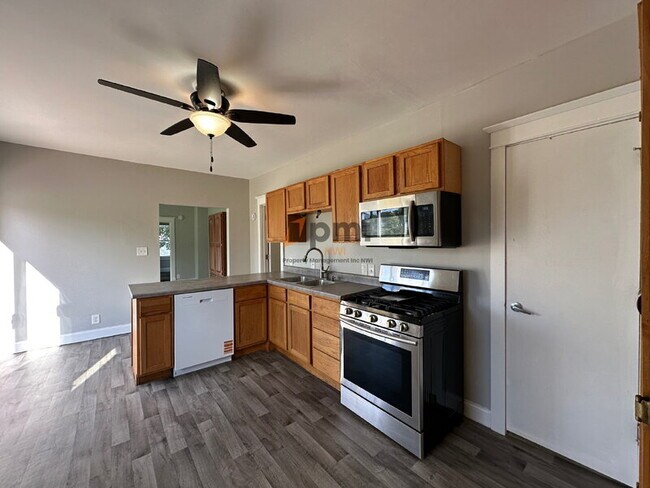 Building Photo - 2122 Elston St