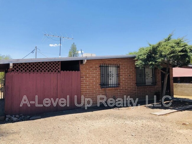 Building Photo - 316 E Elm St