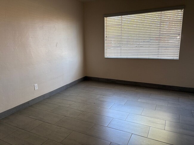 Building Photo - 3 Bedroom Brick Home