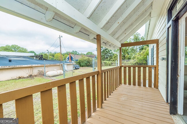 Building Photo - 6 W Oak St