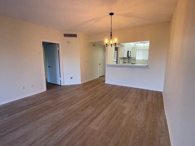 Building Photo - Unfurnished 2 BR 2 Bath Annual Rental in R...