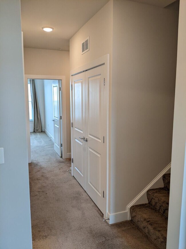 Building Photo - Gorgeous Newer Build (2019) 4 level townho...